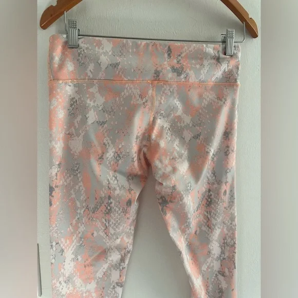 ALO Yoga Leggings - Picture 9 of 9